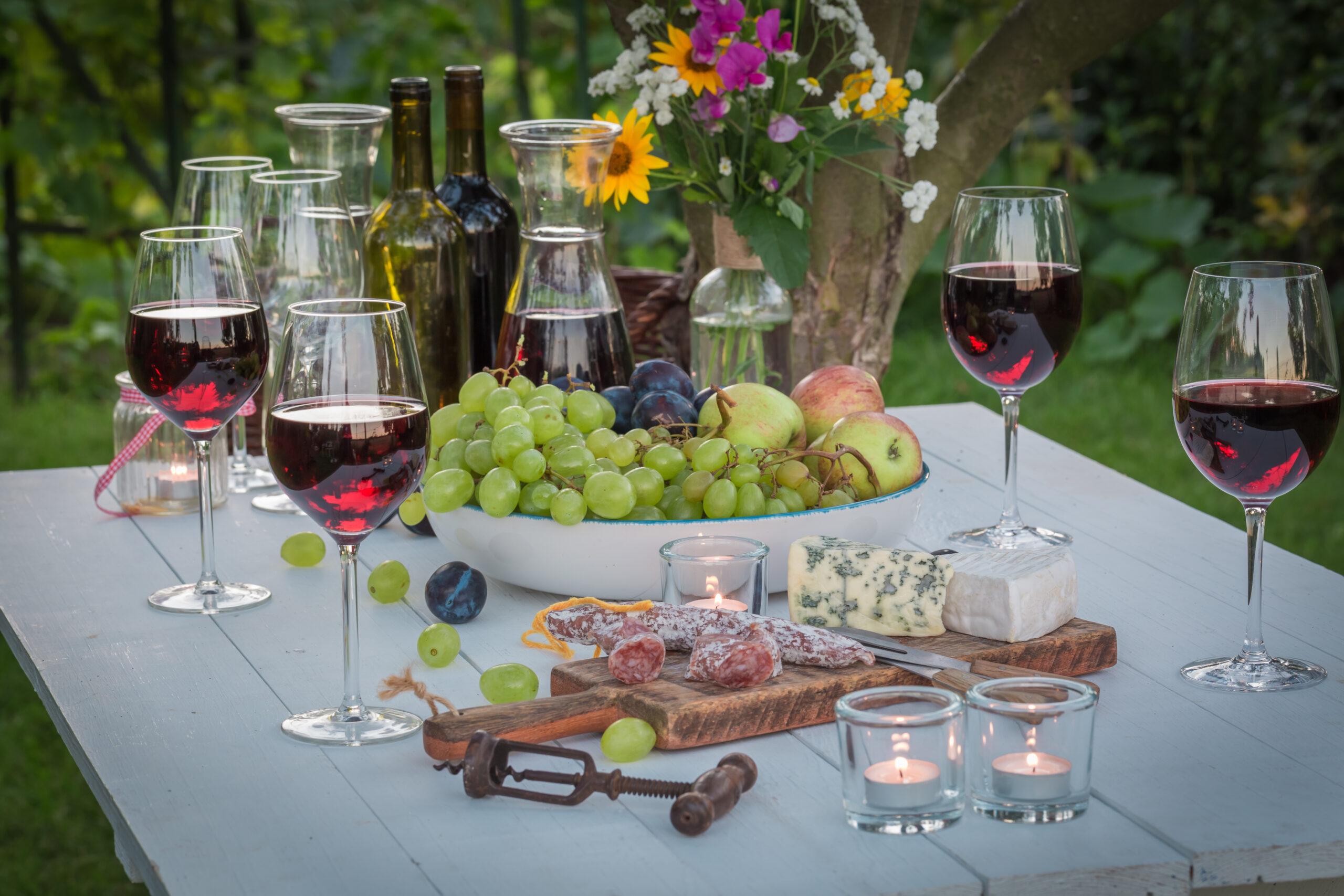 Gedekte tafel voor een communie- of lentefeest